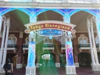 入口ではアナとエルサがお出迎え