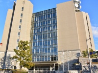 【住宅に不法侵入】・2時間半『窓からのぞき』　中学校教諭(28)逮捕　現場には「教え子」が住んでいた…