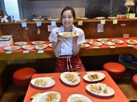 主演の足立梨花さん、ロケ地の餃子店「龍門」にて（写真はすべて「キスできる餃子」製作委員会提供）