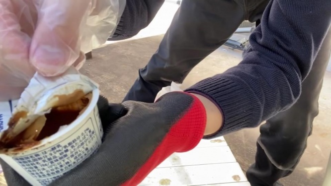 プレーンヨーグルトの色じゃない(画像は動画のスクリーンショット)
