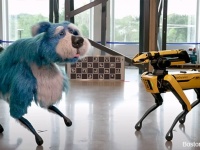 犬型ロボットがキャラ変！spotがもふもふ着ぐるみを着てダンス