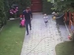 子を守る親は強し！　娘の危機を救った父親が素早すぎる