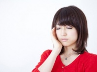 つらすぎてやんなっちゃう！　女性に聞いた、肩こりによる「頭痛の症状」