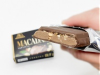 ワンランク上の贅沢な体験♪『プレミアム板チョコアイス　マカダミアナッツ』実食レポ