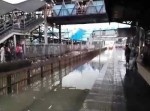 豪雨で水没中の駅に“弾丸列車”が突っ込んだ結果…