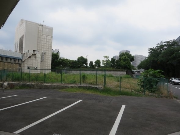 青山通り（国道246号）側から見た跡地