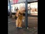 逆にもらいたくなる？　職務放棄しすぎなマスコットによるビラ配り。