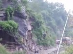 危機一髪！　バイクが通過した瞬間に土砂崩れが発生。