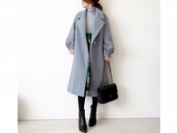 派手柄スカートは、ブルーグレーのコートと合わせてトーンダウン　＃東京365日コーデ