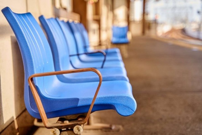 ホームのベンチで休むことに(画像はイメージ)