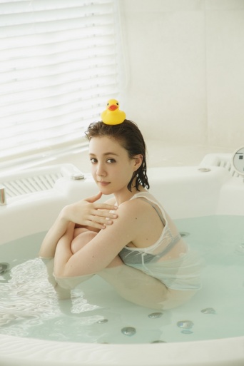 トリンドル玲奈写真集『あいまい。』⒞講談社