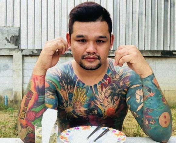 オラ、わっくわくすっぞ！？「ドラゴンボール」が好きすぎて上半身にびっしりとタトゥーをいれちゃった男性(タイ)