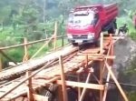 気は確かか！？笑　どう見ても無謀すぎるトラックのチャレンジ。