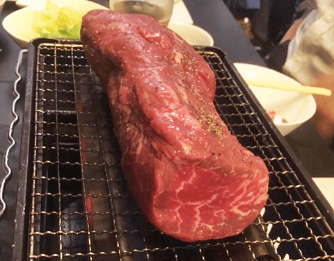 圧巻のパフォーマンスが魅力の絶品「肉」提供店を、人気グルメインフルエンサーが厳選紹介！#2