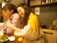 マジで帰りたい……。会社の飲み会が苦手なら「●●の隣」に座れ！