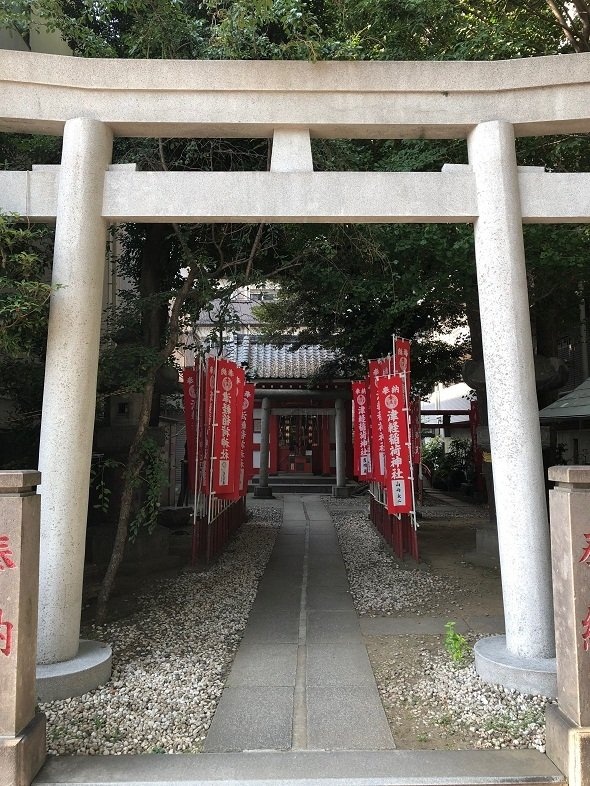 北斎通り沿いにある津軽稲荷。暗がりの中には何かがいるような気も（2018年7月記者撮影）