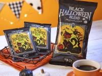 （左から）ブラック ハロウィンブレンド（750円）、カフェカルディ ドリップ ブラック ハロウィンブレンド（100円）