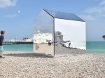 ビーチに“鏡の家”がいきなり登場！　使用用途はなんと自撮り？