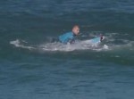 【衝撃映像】サーフィンの大会で、サメ襲来！　海に沈む…
