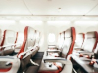 隣の空席に乗客を座らせることを拒否した男性が称賛される。その理由とは？