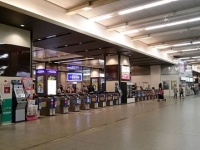 阪急梅田駅 3階中央改札口（Mihimaru Vistaさん撮影, Wikimedia Commonsより）