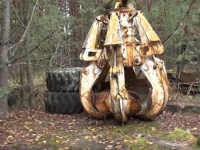 触れるな危険。チェルノブイリの森の中で発見された作業車両部品「チェルノブイリの爪」