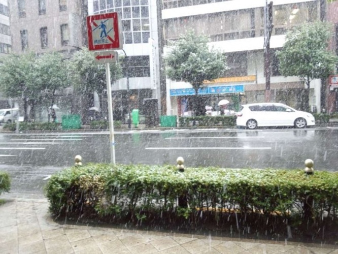 すごい雨がふってきて......（画像はイメージ）