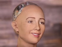 YouTube「Hot Robot At SXSW Says She Wants To Destroy Humans | The Pulse | CNBC」より。