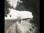 山道を走行中、道路を横切る雪崩に遭遇！