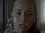 【衝撃】黙ってグラスを食べる少女が恐ろしすぎる…