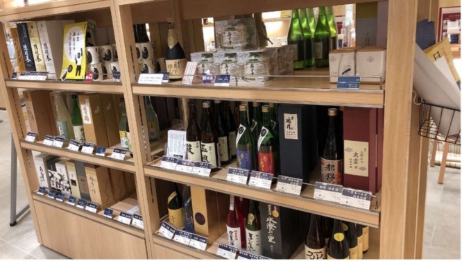 店内は日本酒や甘酒の品揃えも充実