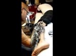 腕はないけど超一流！　義手で彫るタトゥーアーティストがＣＯＯＬ！