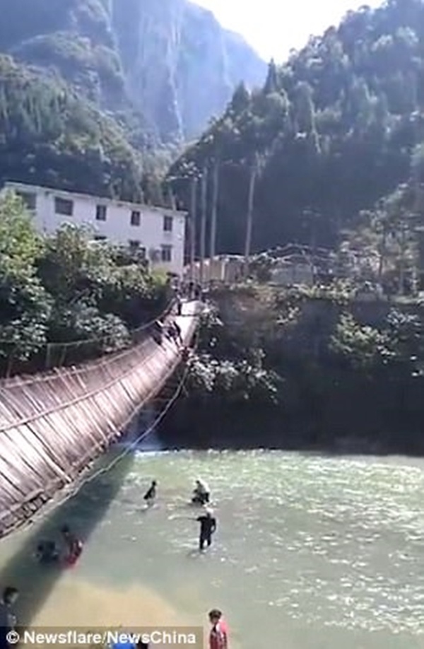 中国の吊り橋　崩壊