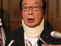 民主党の妨害行為で負傷した渡辺博道委員長