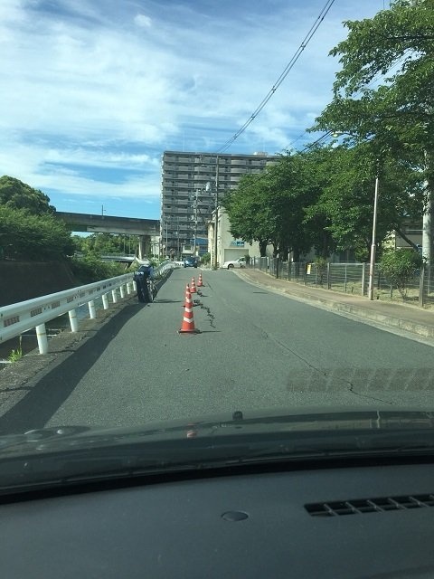 Yさんいわく、震源地付近で隆起した道路（Yさん提供、以下同）