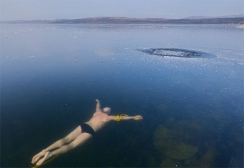氷の下で泳ぐ猛者！表面に氷の張った池の中に入り込み、氷の下を泳ぐというチャレンジ（チェコ）