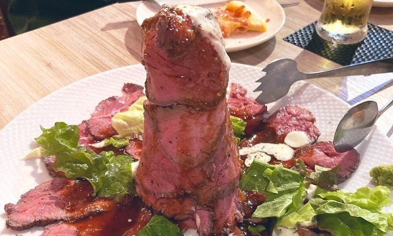 「先から汁が垂れてて美味しそう」「誰も突っ込めないまま...」　上品な会合に登場した「ローストビーフタワー」がご立派すぎた件