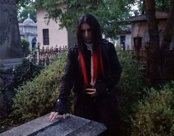 自分は吸血鬼ドラキュラの息子だと信じるルーマニアの男性。棺の中で眠り献上された血を飲む