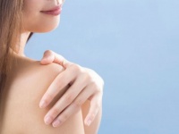 今年流行のオフショルダートップス、男子ウケは……？　○○％の男性が「好き」と回答！