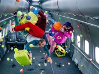 OK Goが体を張った。ガガーリン宇宙飛行士訓練センターで無重力状態に挑むPV「Upside Down & Inside Out」