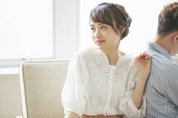 彼氏と背中合わせの女性