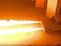 ヘッドライトに火炎放射器を搭載。10メートル先まで炎を飛ばす魔改造車（ロシア）