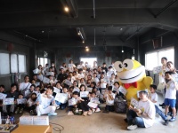 給食でおなじみ「さかなっつハイ！」40周年の感謝をイワシへ　子供たちの人気者・かわちゃん作の歌も発表