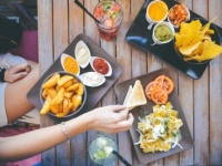 男子ウケがいいのは？　「少食女子」or「大食い女子」