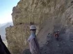 【ほっこり】崖で通れなくなったバイクを、歩行者が協力して助ける！