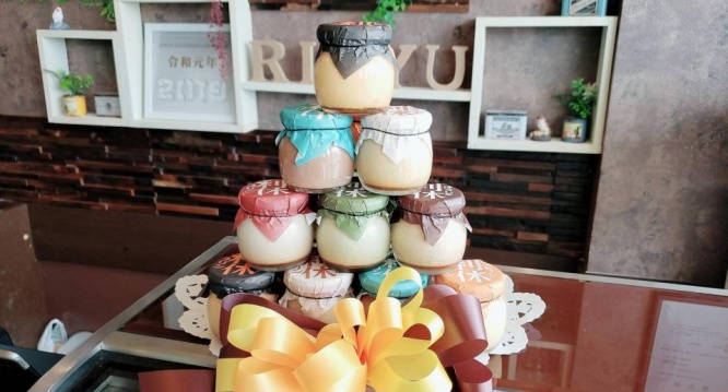 店の名物「利休プリン」10個と硬貨を交換できる