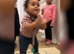 家族みんなでおめでとう！　初めて立って歩いた赤ちゃんの喜び方が微笑ましい！