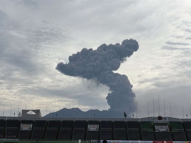 降灰時の白波スタジア厶（画像提供：鹿児島ユナイテッドFC、再掲）