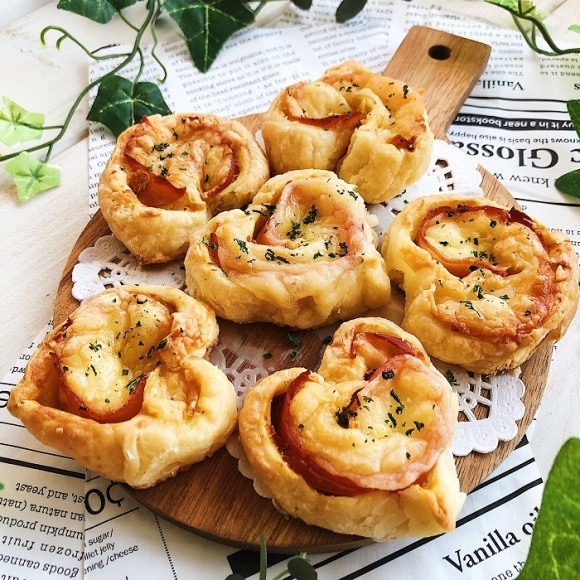 マスタードが決め手！冷凍パイシートで簡単にできる、ハムチーズロールパイの作り方【ネトメシ】