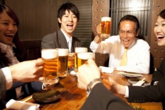 酒の席での「今夜は無礼講」を信じるな！　イラッとされる「無礼講」・4選